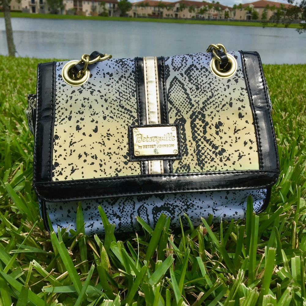 - ❌❌ SOLD ❌❌ Snakeskin Chain Purse Bag - Picture 1 of 8
